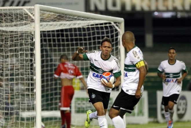Keirrison comemora gol de empate com o autor do passe Alex |