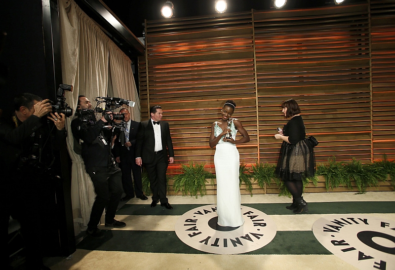Lupita Nyongo recebe o Oscar de melhor atriz coadjuvante pela atuação em "12 anos de escravidão" | REUTERS/Danny Moloshok