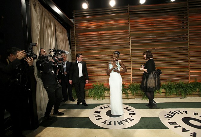 Lupita Nyongo recebe o Oscar de melhor atriz coadjuvante pela atuação em