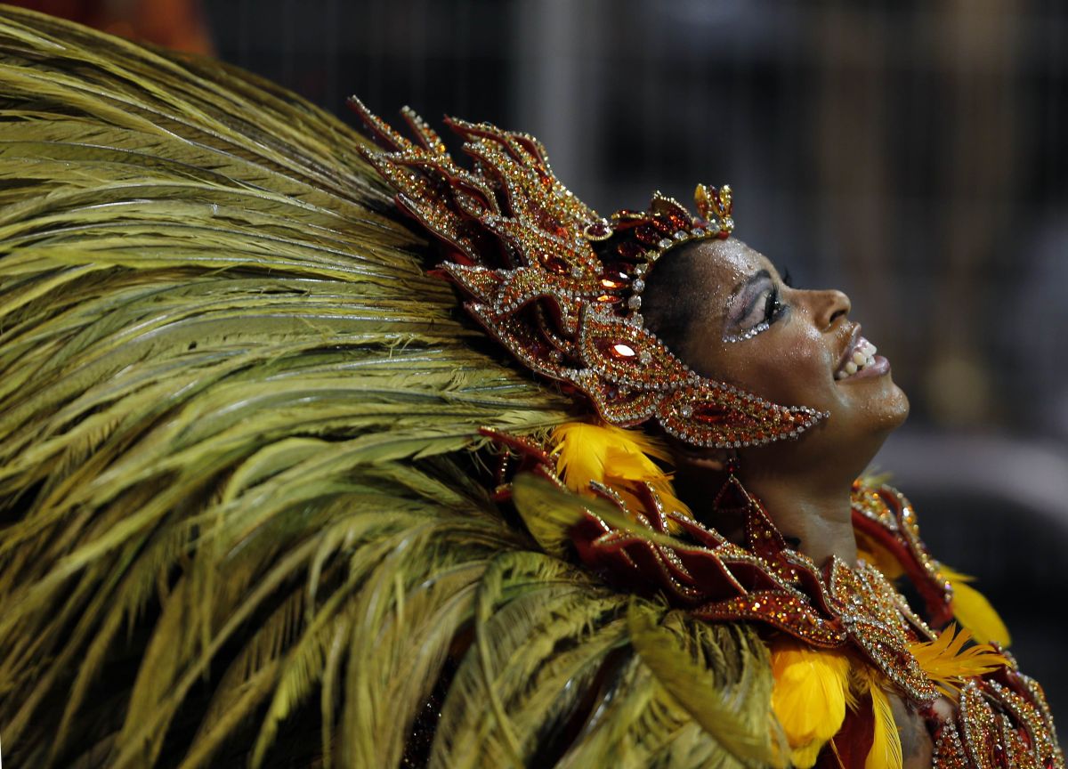 Passista da escola de samba Vai-Vai, uma das favoritas para vencer a disputa em São Paulo | REUTERS/Paulo Whitaker