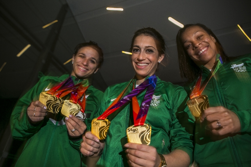 Jade, Daniele e Lorrane, no desembarque em Curitiba | Marcelo Andrade/ Gazeta do Povo