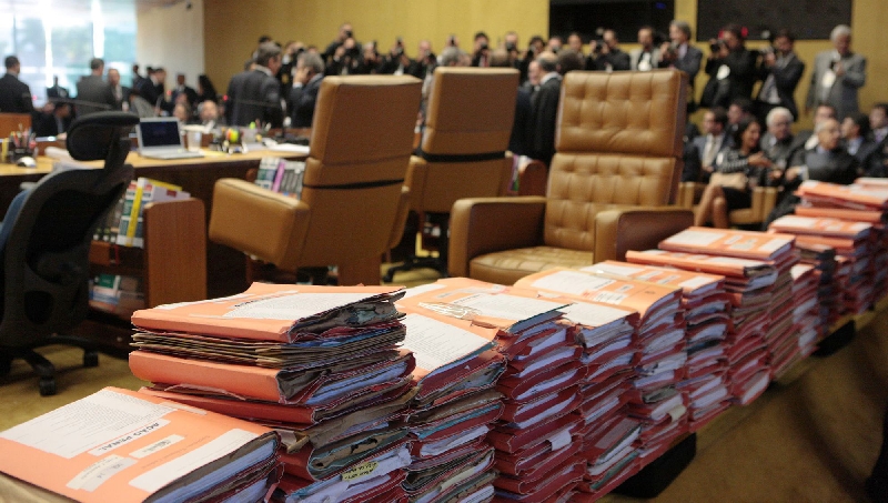 Pilhas do processo do mensalão no plenário do STF indicam o que foi o julgamento: o mais longo da história do Supremo, com 69 sessões em um ano e sete meses | Carlos Humberto/STF