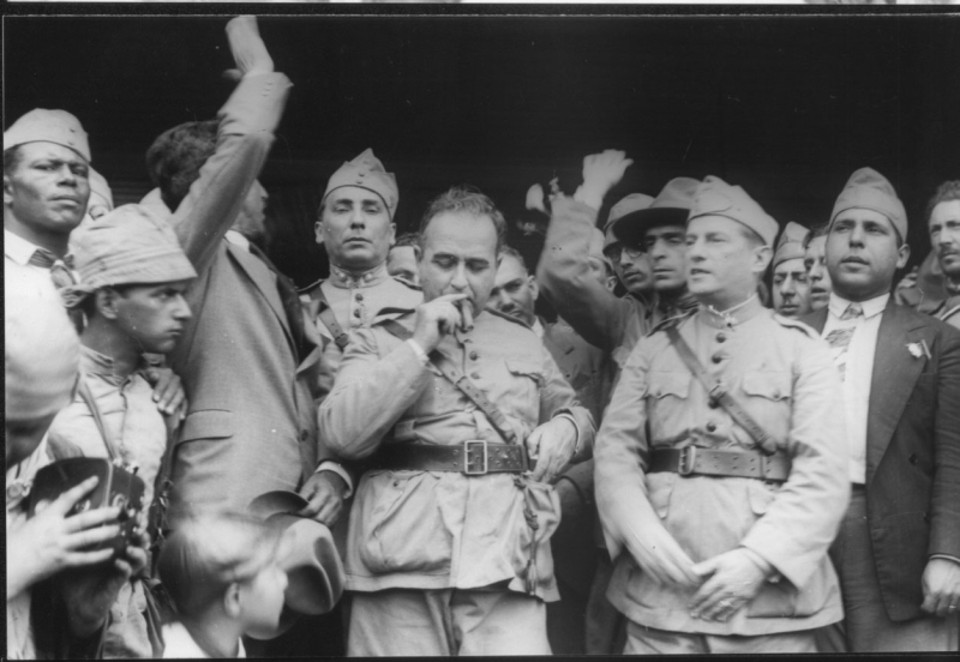 Getúlio, fumando, durante a Revolução de 30: tomada de poder após derrota na eleição presidencial | Arquivo/ Wikimedia Commons