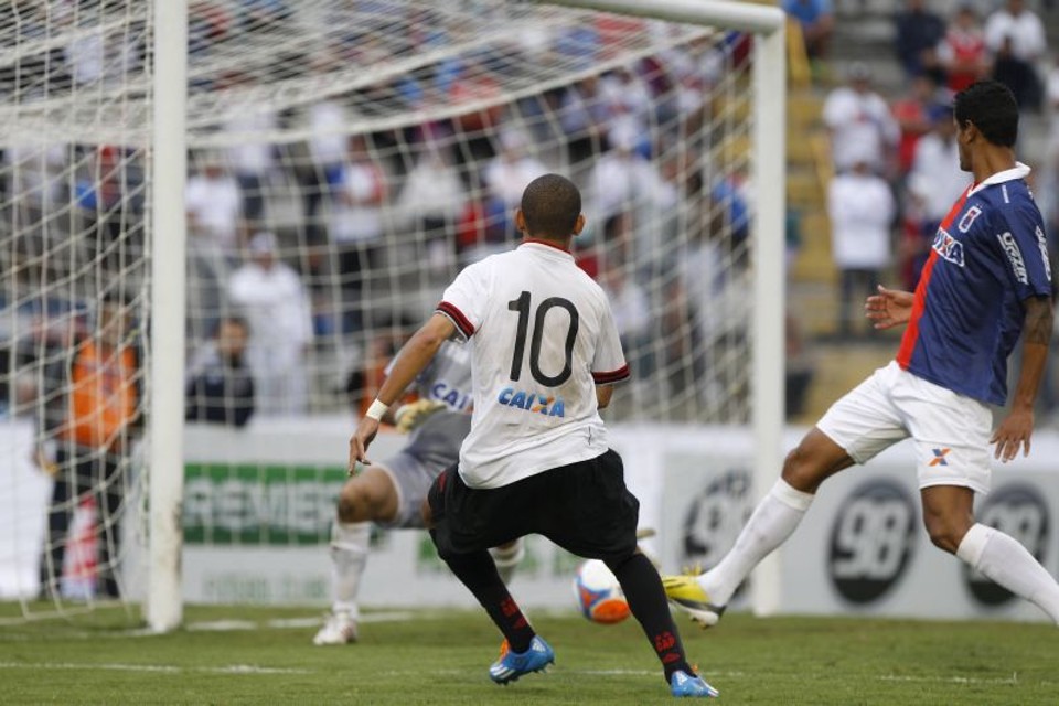 Marcos Guilherme toca por baixo do goleiro Marcos para fazer o segundo gol atleticano | Daniel Castellano / Gazeta do Povo