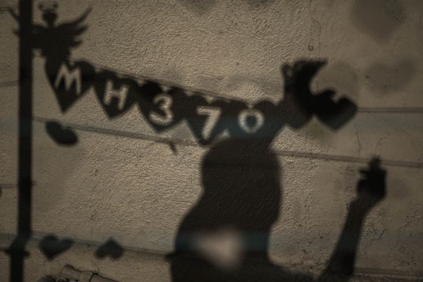 Foto mostra silhueta de uma homenagem à aeronave da Malaysia Airlines desaparecida durante um evento da campanha Love U MH370, em Kuala Lumpur, no domingo. Buscas pela aeronave continuam | Athit Perawongmetha/Reuters