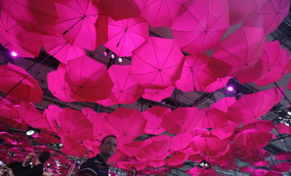 Feira de telecomunicações usa sombrinhas de cor pink para divulgar seus produtos, em Hanover, na Alemanha | Wolfgang Rattay/ REUTERS