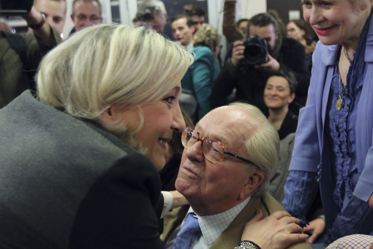 A líder da extrema-direita francesa, Marine Le Pen, comemora o resultado ao lado do pai, Jean-Marie Le Pen | REUTERS / Pascal Rossignol.jpg