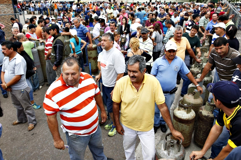 Pessoas aguardam a vez para comprar gás num ponto de distribuição da PDVSA em San Cristóbal, a 660 km de Caracas | Carlos Garcia Rawlins/Reuters