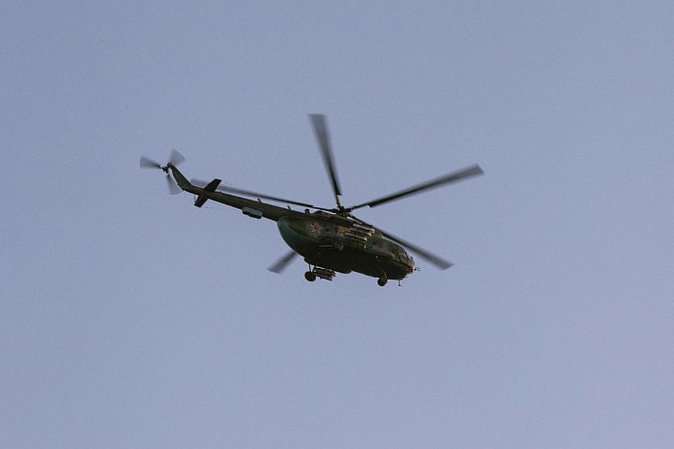 Helicóptero militar russo sobrevoa Simferopol | REUTERS/Baz Ratner