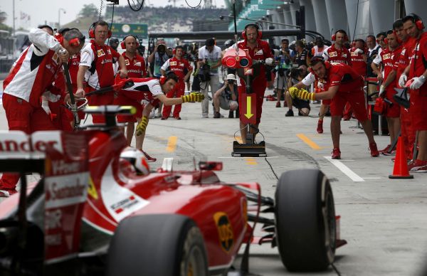 Finlandês Kimi Raikkonen, da Ferrari, faz parada nos boxes durante treino do Grande Prêmio da Malásia de Fórmula 1 | Edgar Su/Reuters