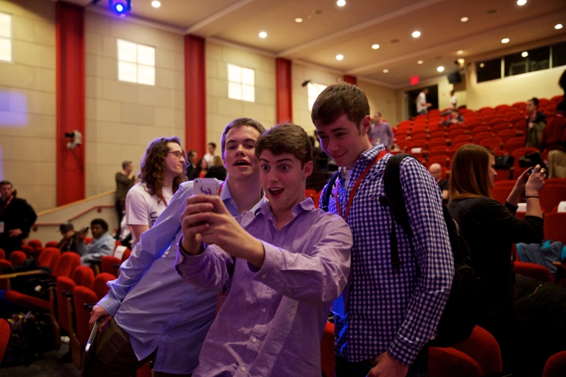 Michael Hansen, Ryan Orbuch e William LeGate (da esq. para a dir.); Michael e Ryan desenvolve-ram o Finish, aplicativo contra o hábito de adiar tarefas | Benjamin Norman para The New York Times