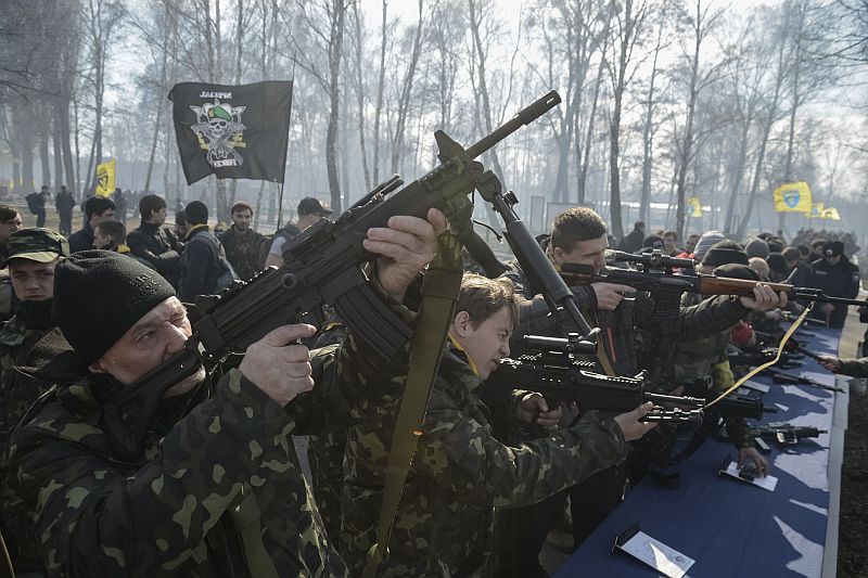 Voluntários ucranianos participam de treinamento militar em uma base perto de Kiev | REUTERS / Maks Levin