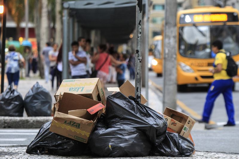 Lixo acumulado no Centro de Curitiba nesta terça-feira | Daniel Castellano/Agência de Notícias Gazeta do Povo