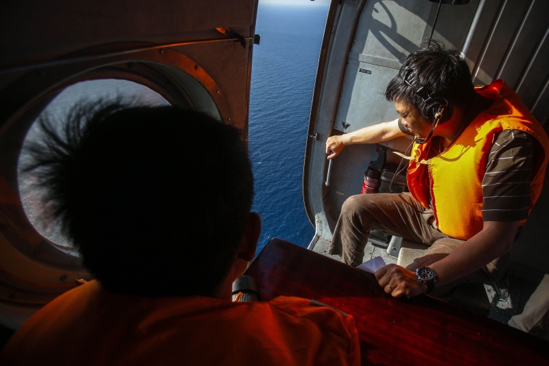 Militares vietnamitas realizam buscas com um helicóptero na região da ilha de Tho Chu | Athit Perawongmetha/Reuters