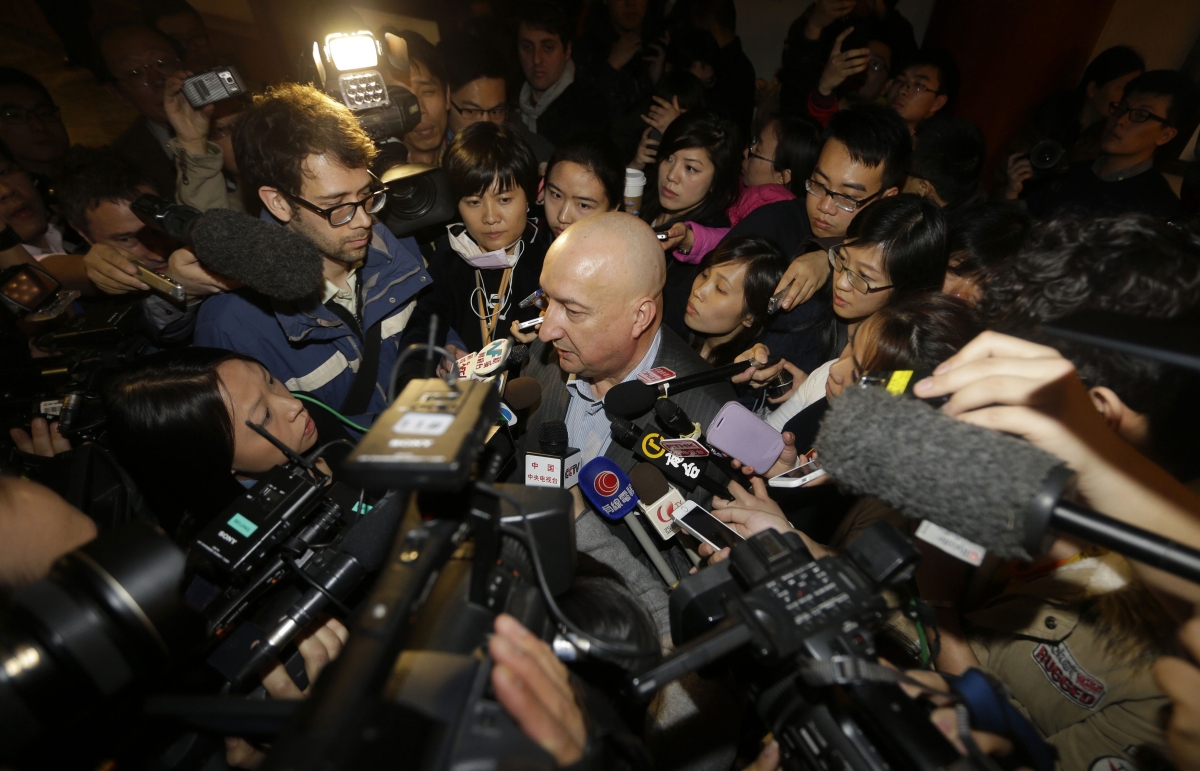 Diretor comercial da Malaysia Airlines, Hugh Dunleavy, é cercado pela imprensa em um hotel em Pequim | Reuters/Jason Lee