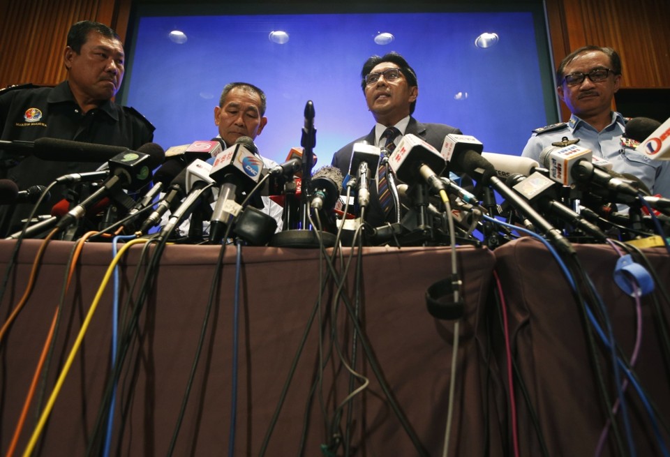 Representantes da Malaysia Airlines falam com jornalistas em coletiva de imprensa no aeroporto internacional de Kuala Lampur | Reuters/Edgar Su