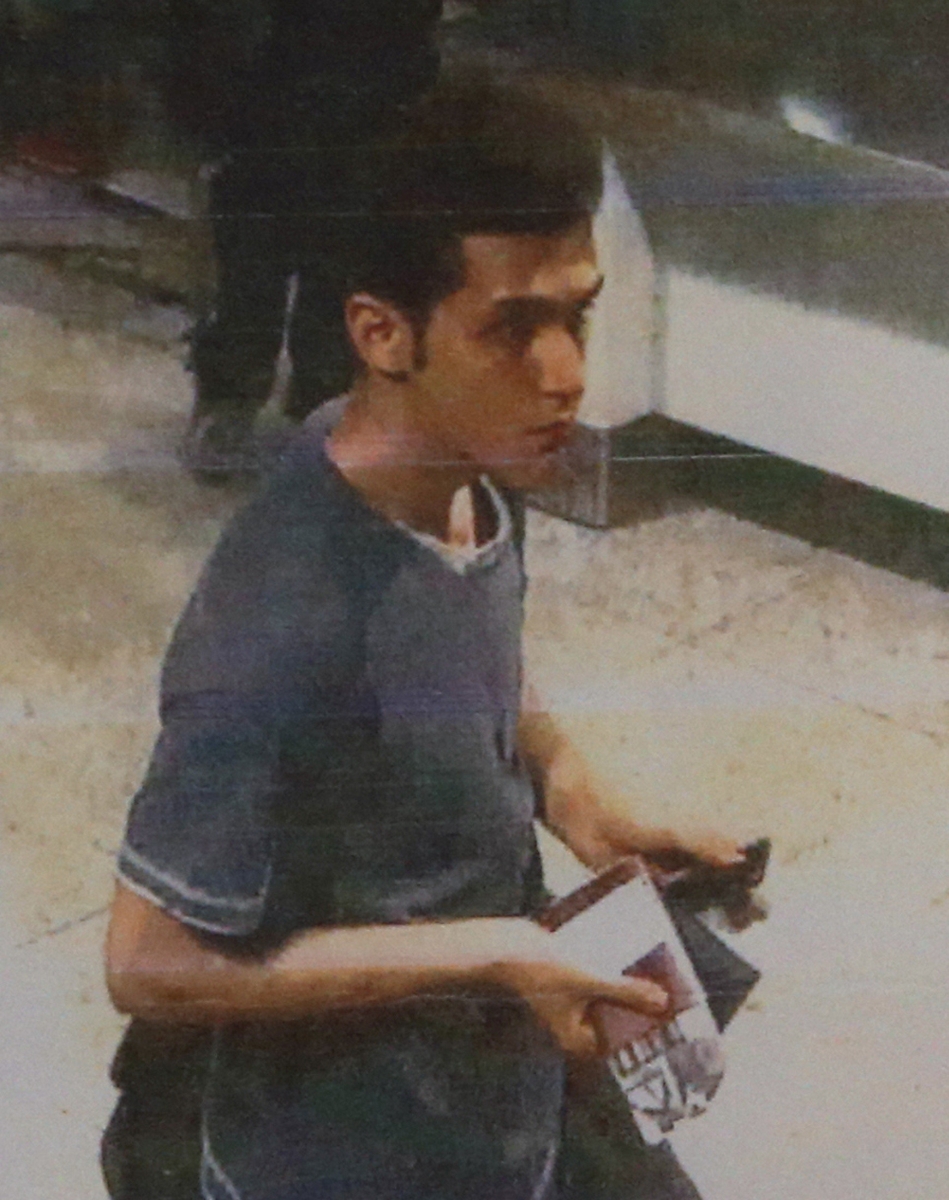 Imagem capturada por câmera de segurança mostra Pouria Nour Mohammad Mehrdad, de 19 anos. O iraniano é um dos homens que viajou com passaporte roubado no voo MH370, que desapareceu na Ásia | Reuters/Polícia da Malásia/Divulgação