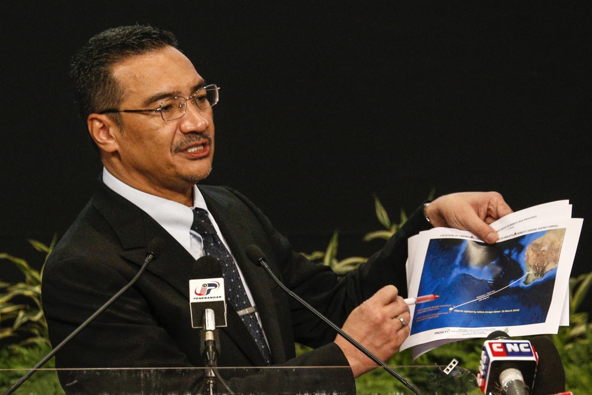 Ministro interino dos Transportes da Malásia, Hishammuddin Hussein, mostra as novas imagens de satélite em entrevista coletiva | Reuters/Athit Perawongmetha