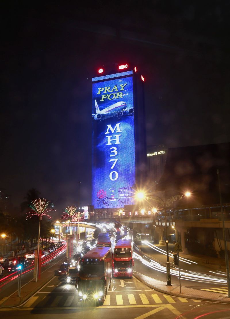 Projeção em prédio de Kuala Lumpur diz: Orem pelo MH370 | Samsul Said/Reuters
