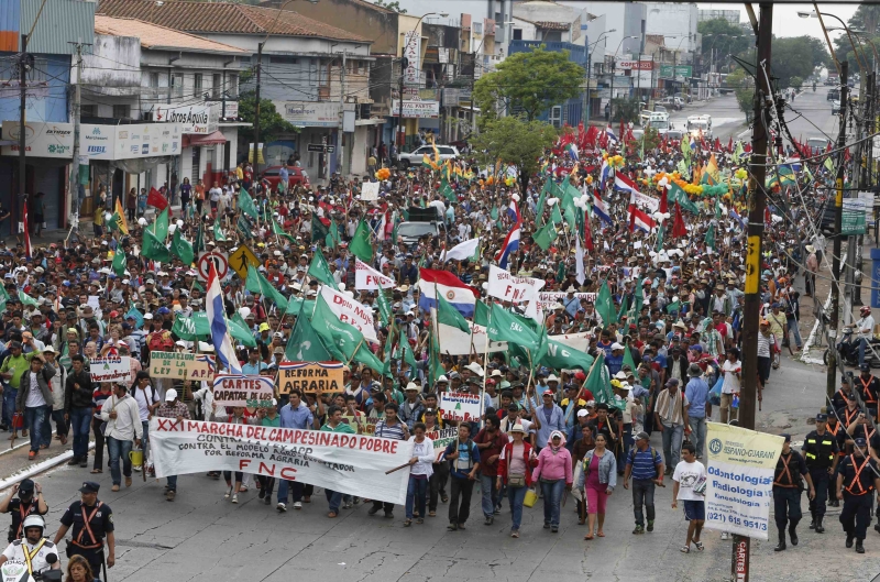 Campesinos participam de marcha em Assunção pedindo reforma agrária no dia da greve geral que parou parte do país | Jorge Adorno/Reuters