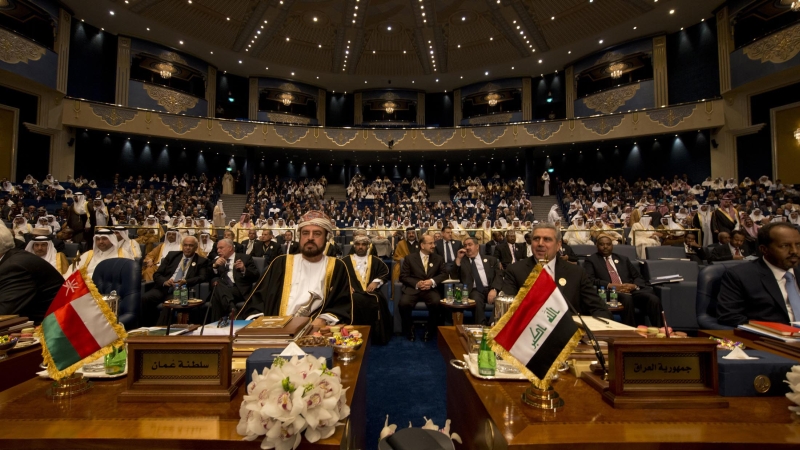 Adly Mansour, presidente do Egito (à dir.), e Assad al-Saeed, de Omã, na cúpula da Liga Árabe | Stephanie McGehee/Reuters