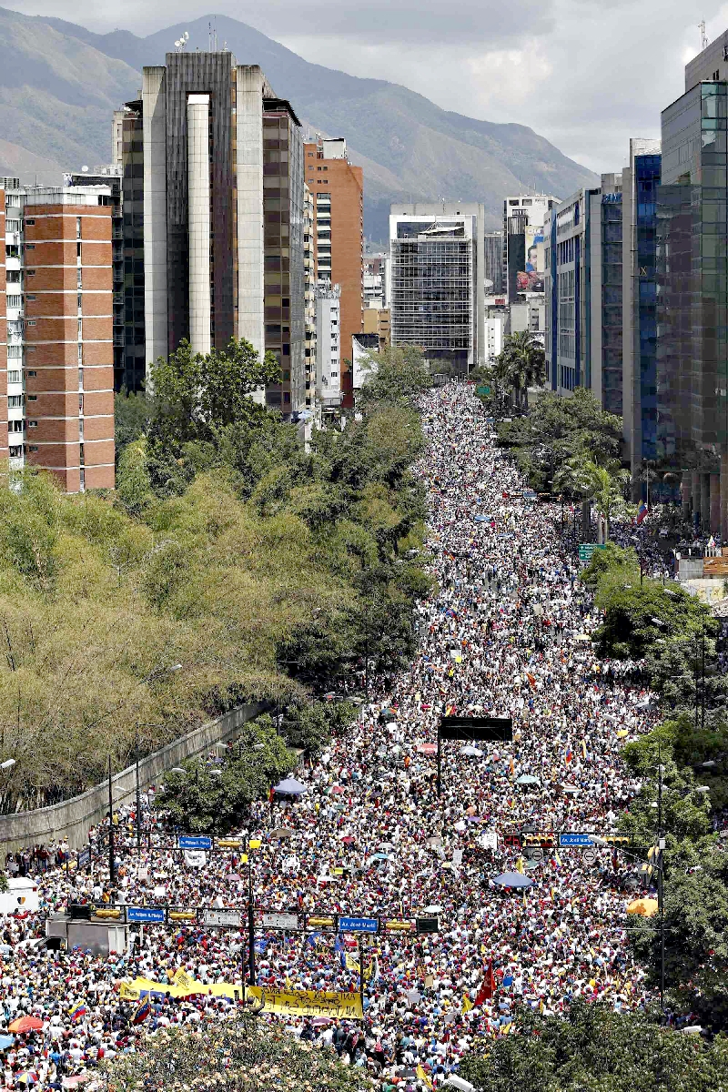 Manifestantes contrários ao governo de Nicolás Maduro realizam protesto em Caracas | Carlos Garcia Rawlins/Reuters