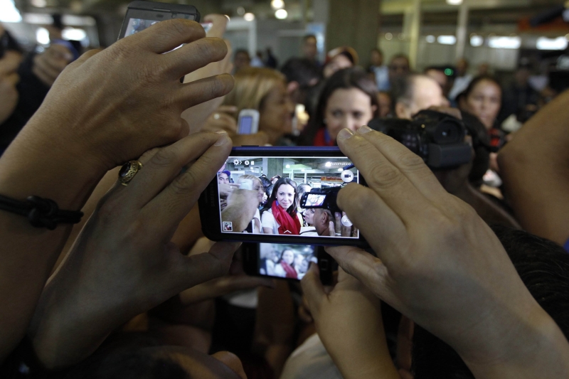 Fãs tiram fotos com a deputada Maria Corina Machado | Christian Veron/Reuters