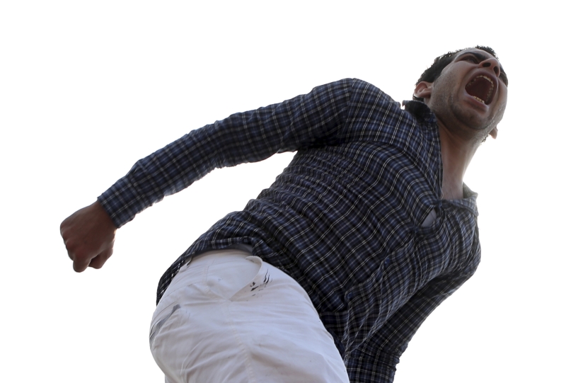 Manifestante pró-Irmandade Muçulmana grita durante protesto em frente à Universidade do Cairo | Amr Abdallah Dalsh/Reuters