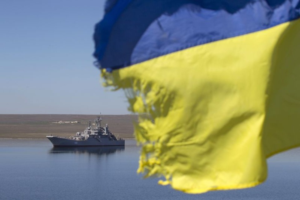 Navio "Konstantin Olshansky" é visto ao fundo. Bandeira da Ucrânia tremula à frente | REUTERS/Baz Ratner