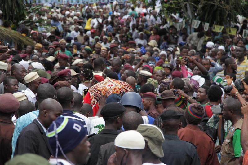 Multidão participa de evento às margens do Rio Osun, na Nigéria: disputas políticas intermináveis depois da redemocratização | Jeremy Weate/Creative Commons