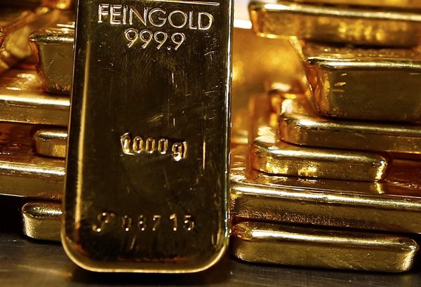 Barras de ouro são empilhados no cofre da Aurum Pro gold em Munique | REUTERS/Michael Dalder