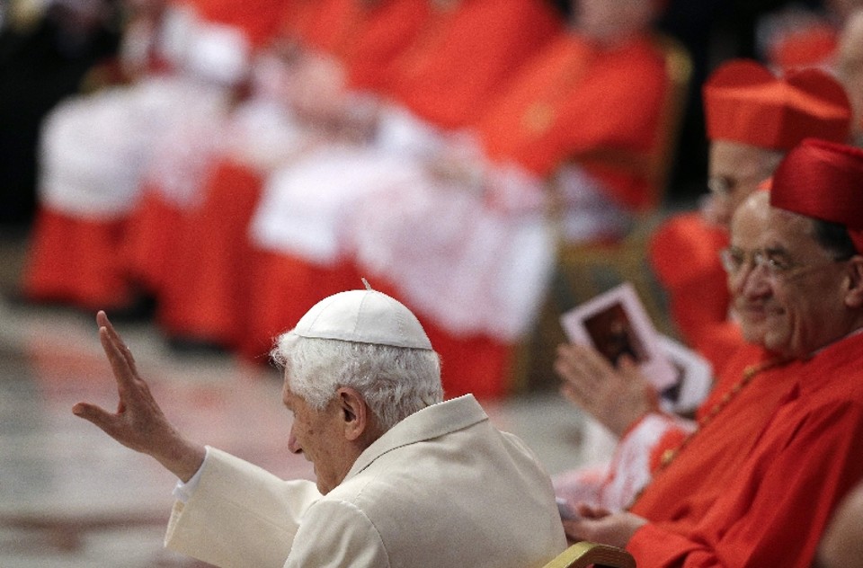Bento XVI acena durante cerimônia do último dia 22 na Basílica de São Pedro, quando encontrou o papa Francisco | Max Rossi/Reuters