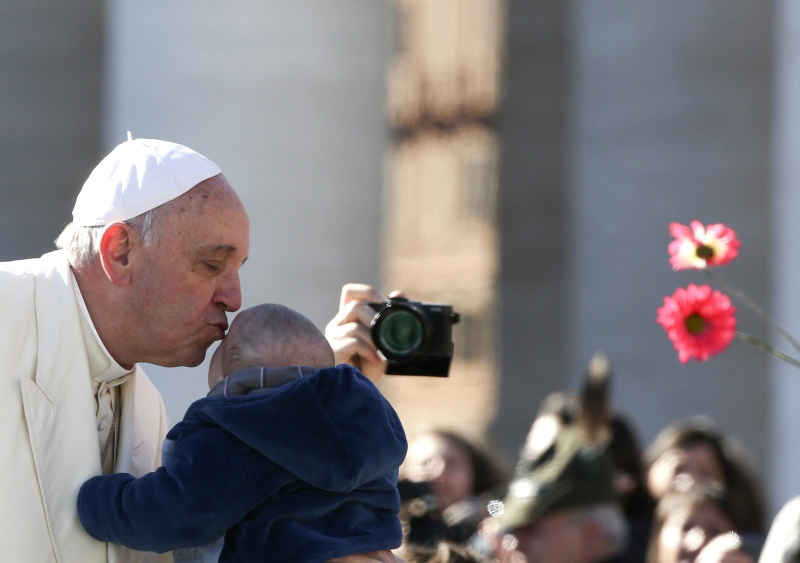 Papa beija criança ao chegar à Praça de São Pedro | Alessandro Bianchi/Reuters