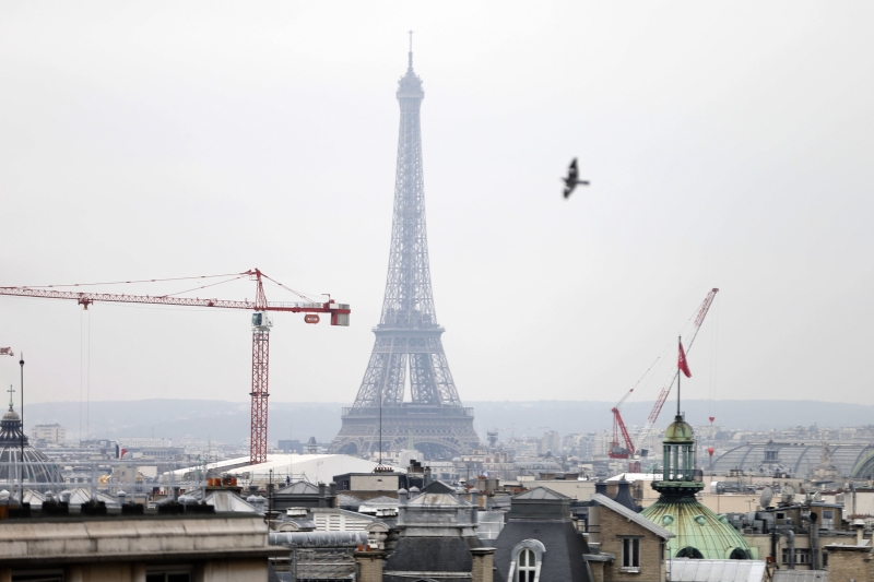 Torre Eiffel, em Paris, ficou encoberta por uma névoa causada pela poluição | Charles Platiau/Reuters
