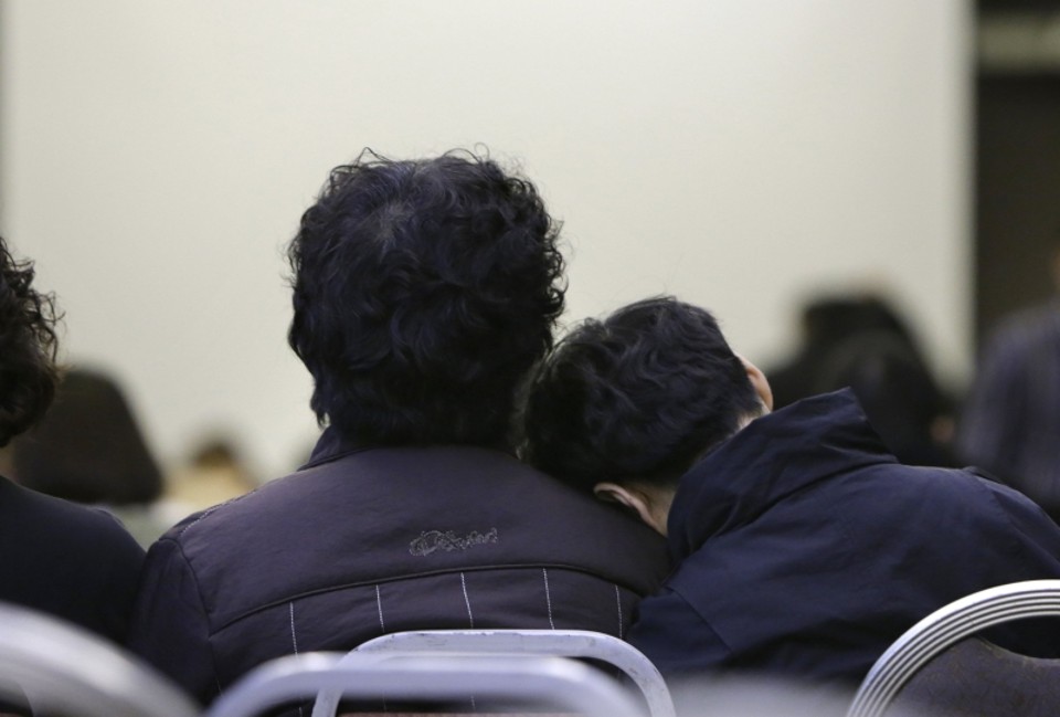 Parentes dos passageiros durante reunião em Pequim | Jason Lee/Reuters