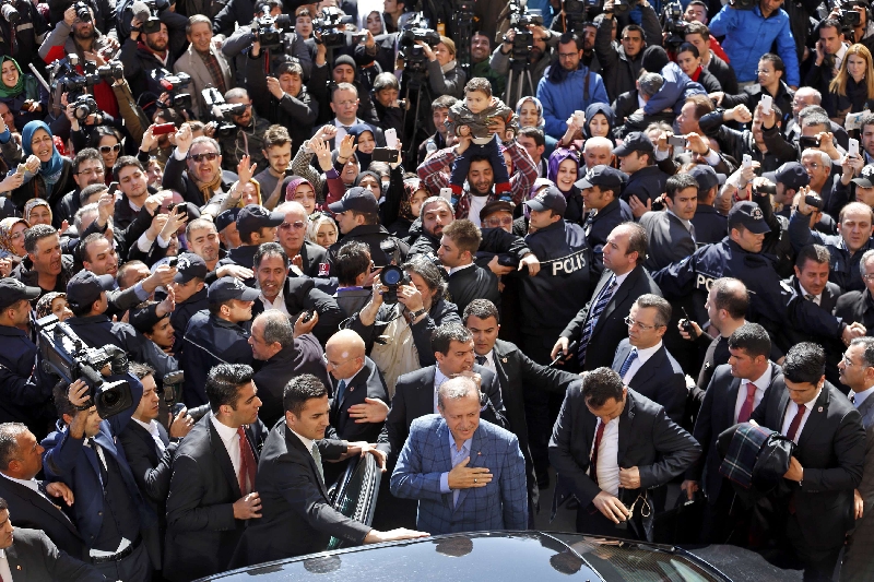 Primeiro-ministro turco, Recep Tayyip Erdogan, é cercado por apoiadores após votação | Murad Sezer/Reuters