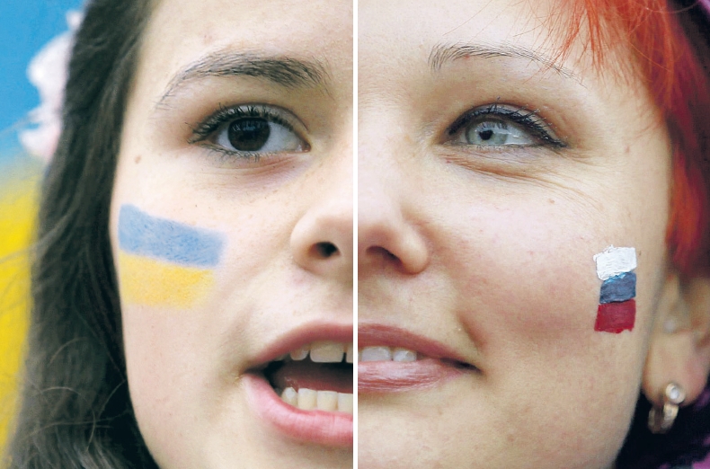 Protestos contra intervenção russa aconteceram ontem em Simferopol, na Ucrânia (esq.), e em Zagreb, na Croácia (dir.) | Antonio Bronic/Reuters; Vasily Fedosenko/Reuters