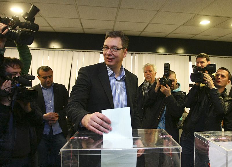 Aleksandar Vucic, o vice-primeiro-ministro da Sérvia e líder do Partido Progressista Sérvio (SNS), participa de votação durante eleições em Belgrado | REUTERS/Djordje Kojadinovic