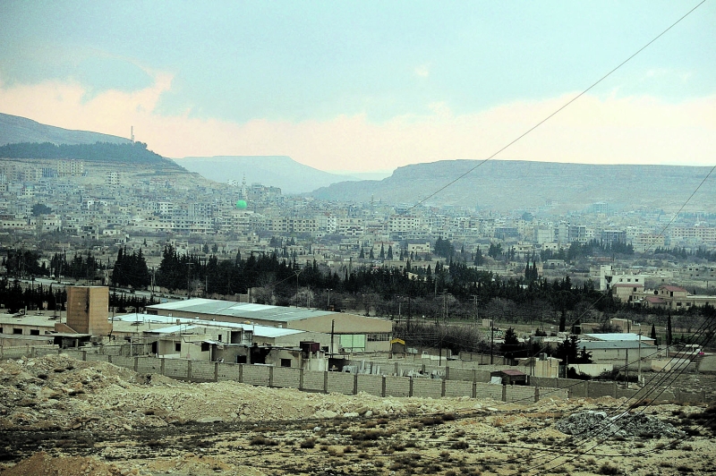 Vista parcial da cidade de Yabroud, parte da rota terrestre que liga a capital síria Damasco à cidade de Aleppo | Sana Handout/Reuters