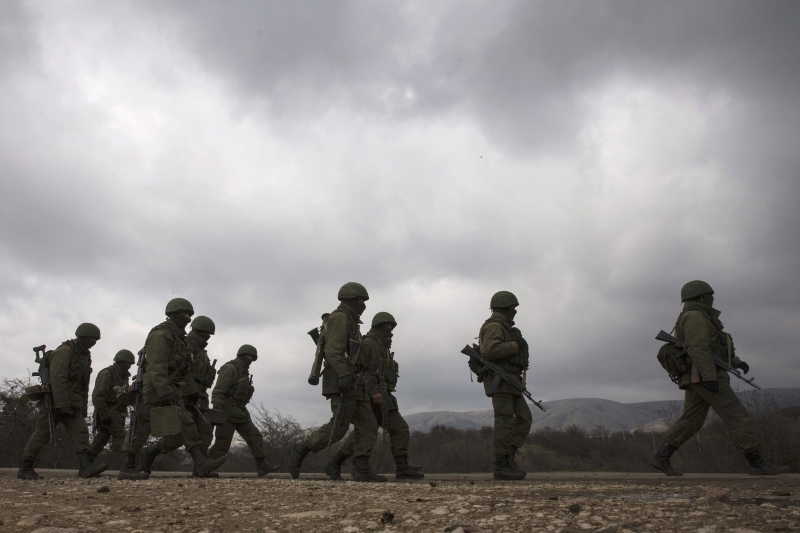 Homens armados em posto do Exército de Simferopol | Baz Ratner/Reuters