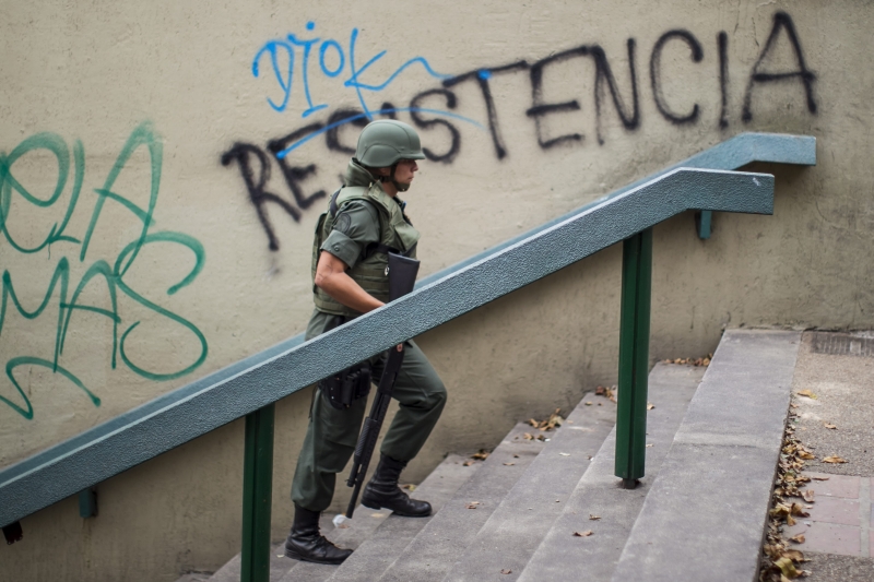 Guarda Nacional Bolivariana vigia as ruas nos arredores da Praça Altamira, em Chacao | Miguel Gutierrez/Efe