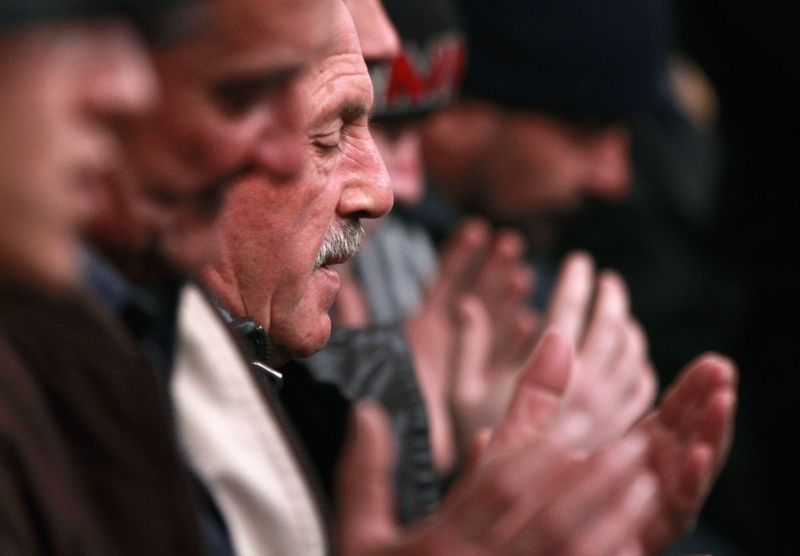 Tártaros crimeanos participam de oração na mesquita de Bakhchisaray, na região que fará referendo amanhã | David Mdzinarishvili/Reuters
