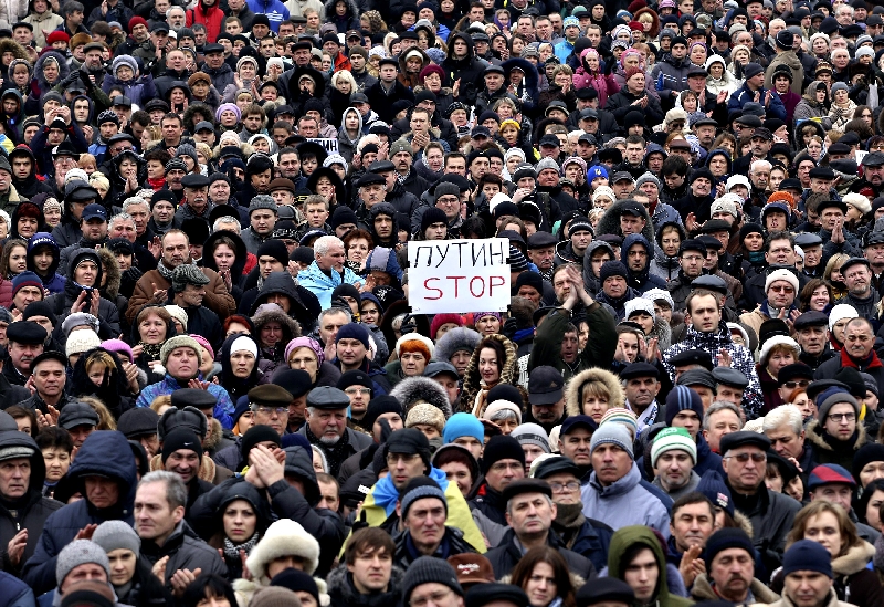 Multidão na Praça da Independência, em Kiev, protesta contra a ameaça de invasão russa | Konstantin Grishin/Reuters