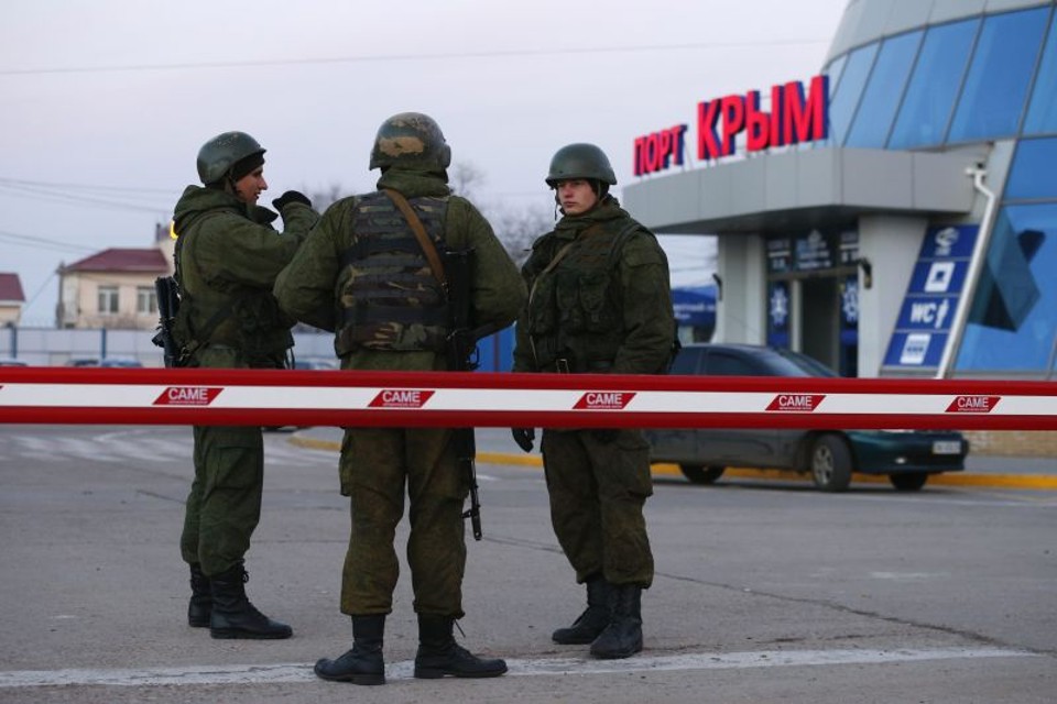 Soldados que provavelmente são da Rússia, montam guarda em área de balsas na região da Crimeia | REUTERS/Thomas Peter