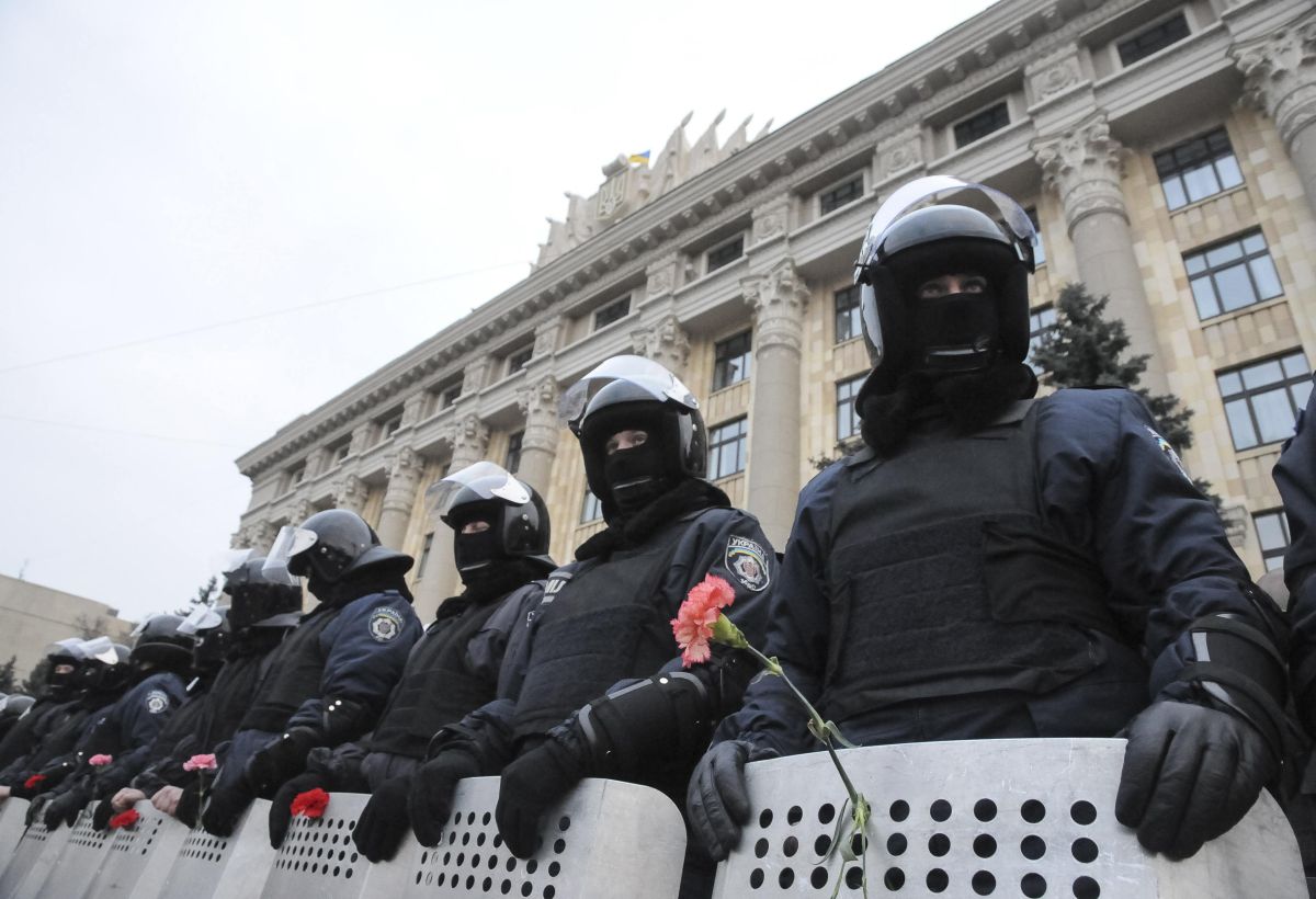 Enquanto isso, manifestantes pró-Rússia fizeram um protesto pacífico na Crimeia | REUTERS/Stringer
