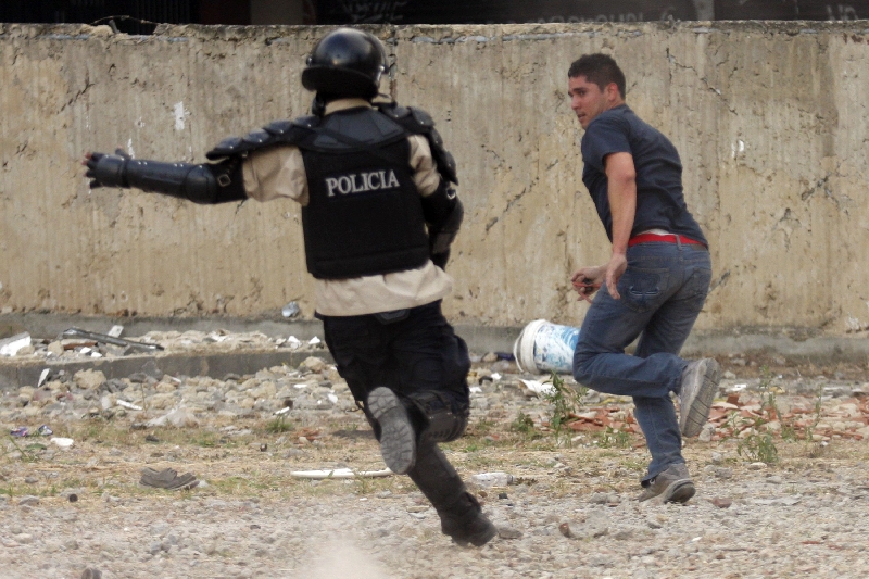 Policial persegue manifestante na Praça Altamira | Marco Bello/Reuters