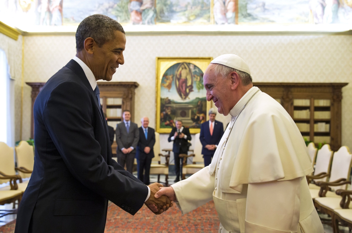 O presidente dos EUA (à esq.) cumprimenta o papa Francisco | Reuters/Kevin Lamarque