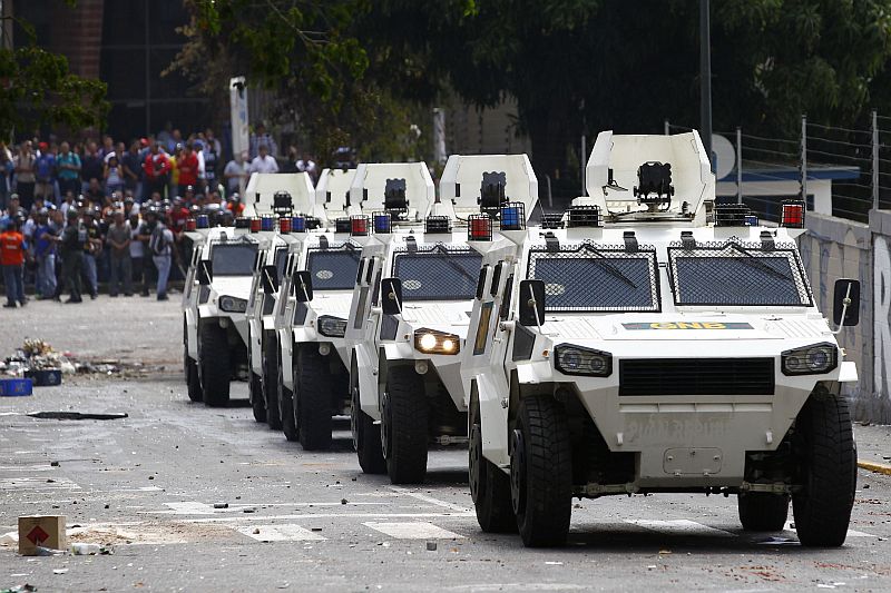 Blindados da Guarda Nacional foram usados para acabar com distúrbios em cidade próxima a Caracas | REUTERS / Carlos García Rawlins