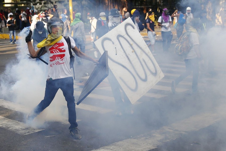 Milhares de opositores realizaram neste sábado a marcha das "Panelas Vazias" no norte da capital | REUTERS/Jorge Silva