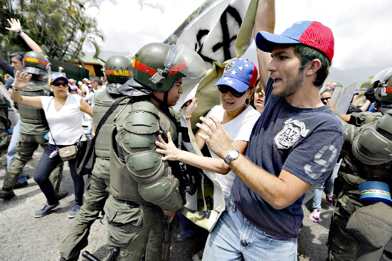 Multidão protesta contra Maduro e enfrenta integrantes da guarda nacional, em Caracas | Tomas Bravo/Reuters